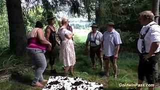 Ролевики воспроизвели захват и наказание двух селянок дровосеками