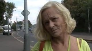 Старая баба трахается в парке за деньги