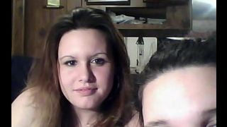 Жирные девки показывают задницы на камеру и мастурбируют пёзды